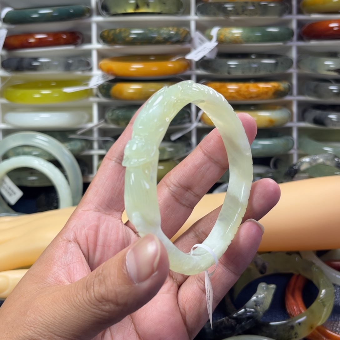 蛇纹石玉手镯未镶嵌奶**呆