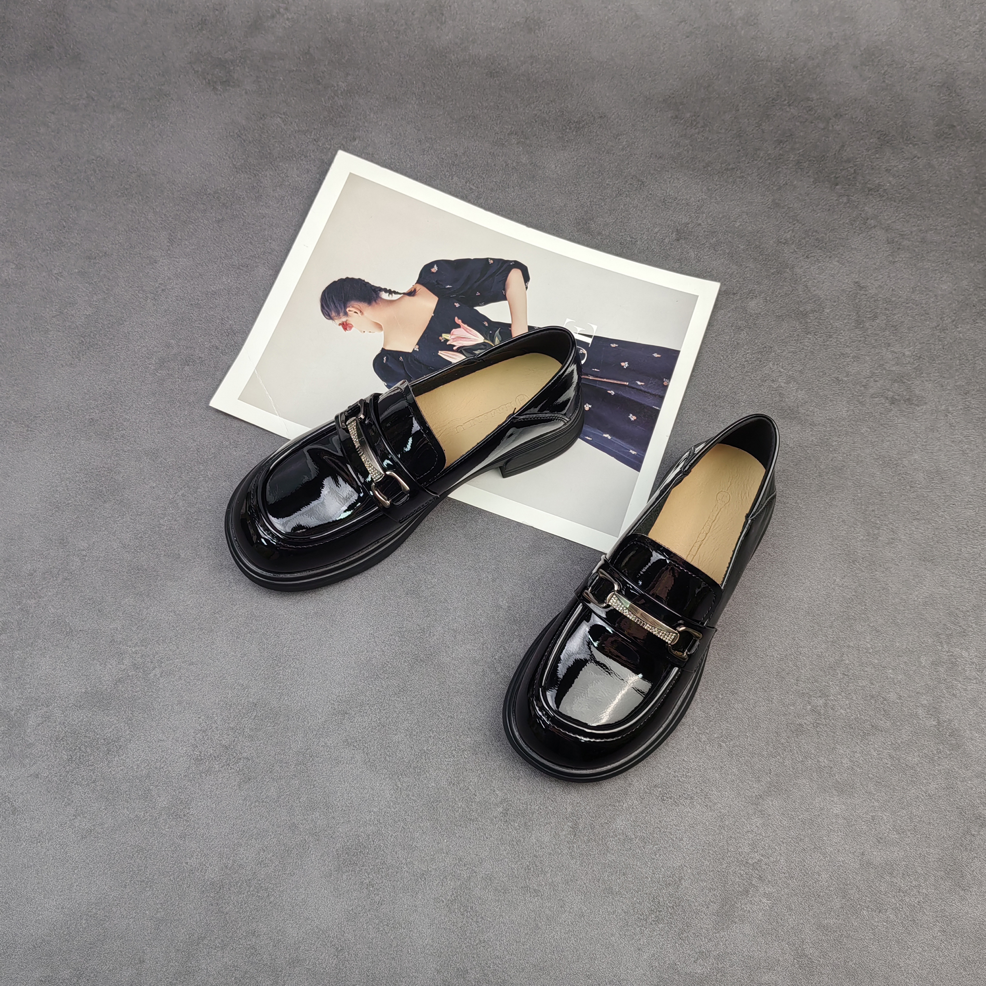 2025秋季新款圆头平底时尚简约百搭真皮女士舒适女乐福鞋8121