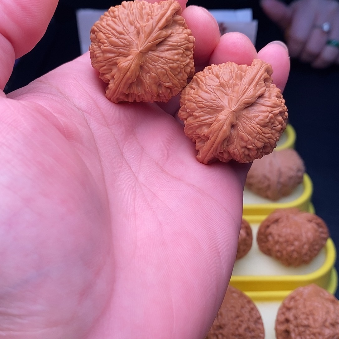 桃核把件山地闷白尺寸40