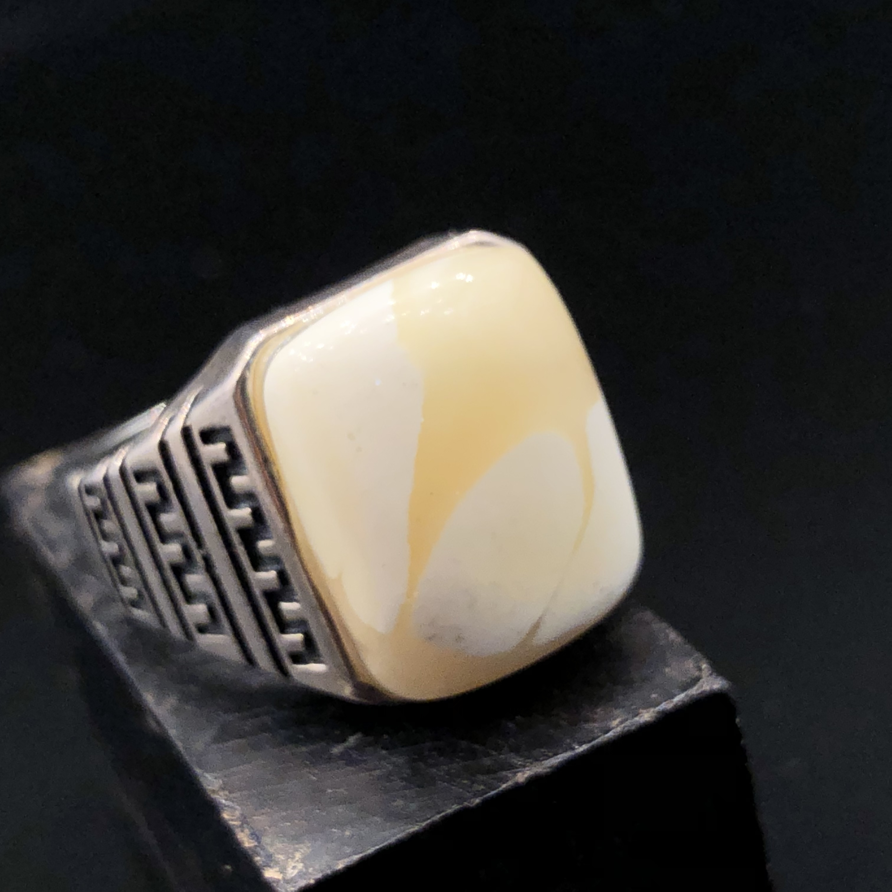 原生态纯白色蜜蜡戒指。