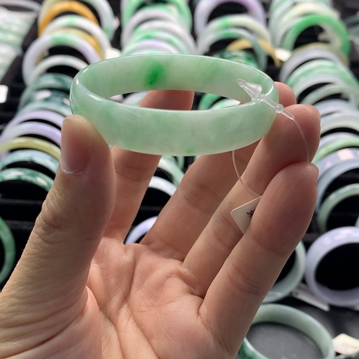 翡翠手镯未镶嵌翡翠