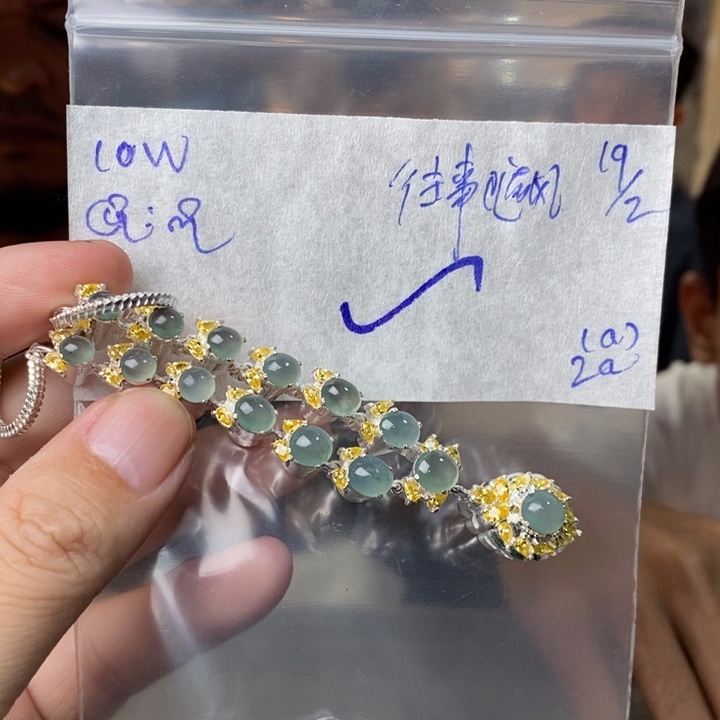 定制翡翠未镶嵌往**风项链