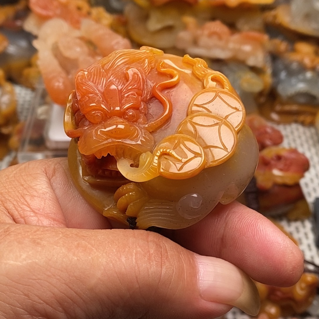 未镶嵌石英质玉（黄龙玉）颈饰