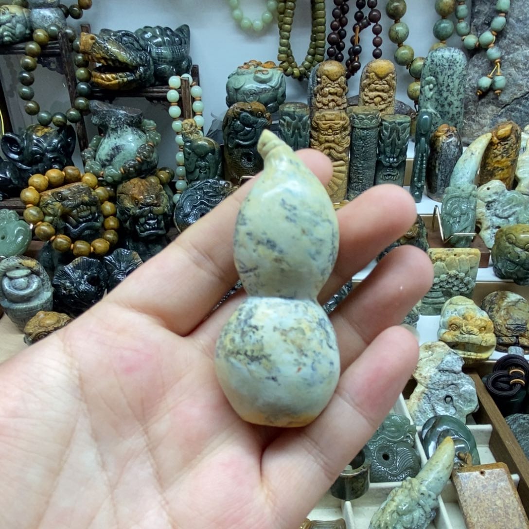 未镶嵌岫岩河磨玉（透闪石质玉）把件