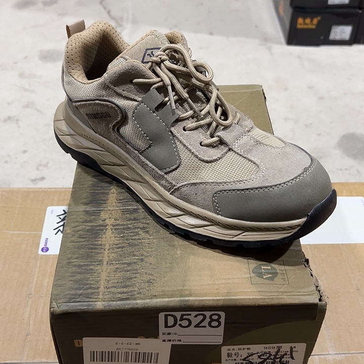 528号。44码防砸防刺穿鞋。 鞋底磨损介意勿拍