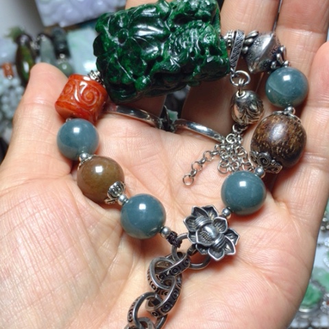 翡翠未镶嵌吊坠(赠链)点****）