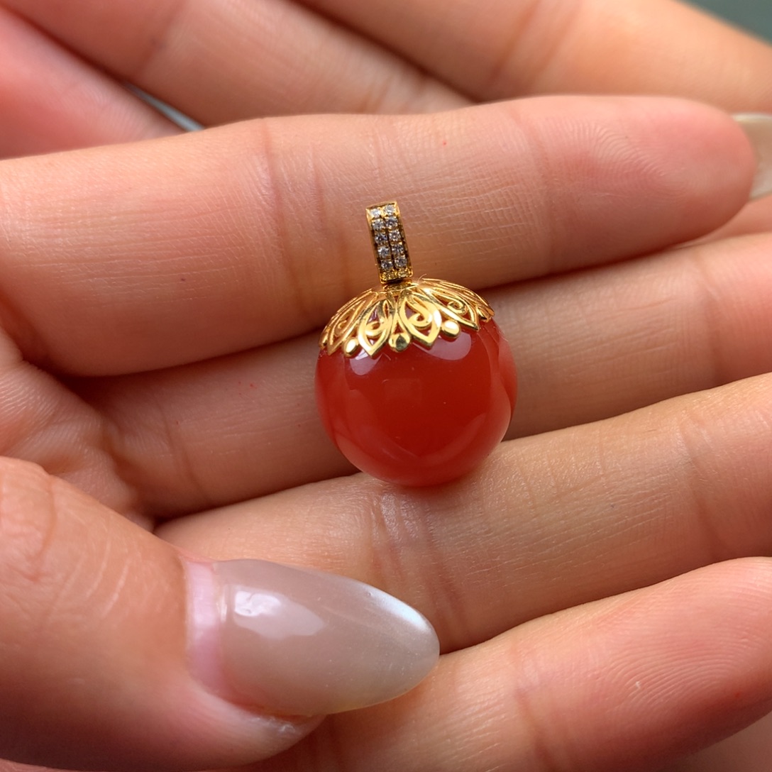 18K金镶嵌珠子吊坠南红玛瑙