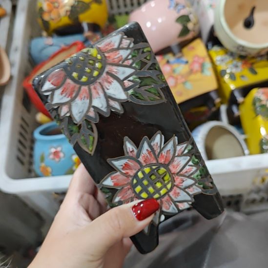 当场拍满15元发货不凑不发，花盆盆口不方不圆有针孔黑点是正常的，