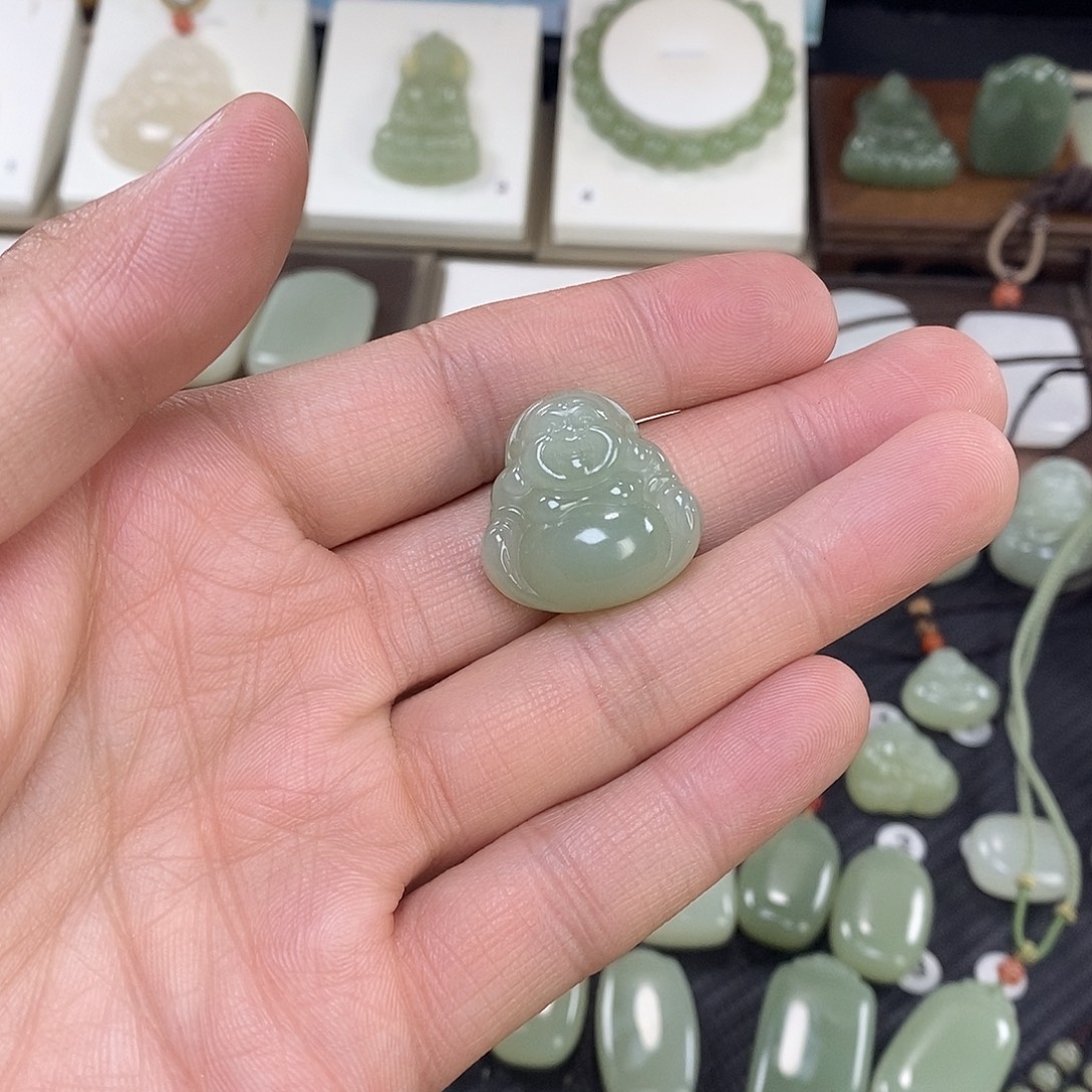 向***生和田玉未镶嵌颈饰