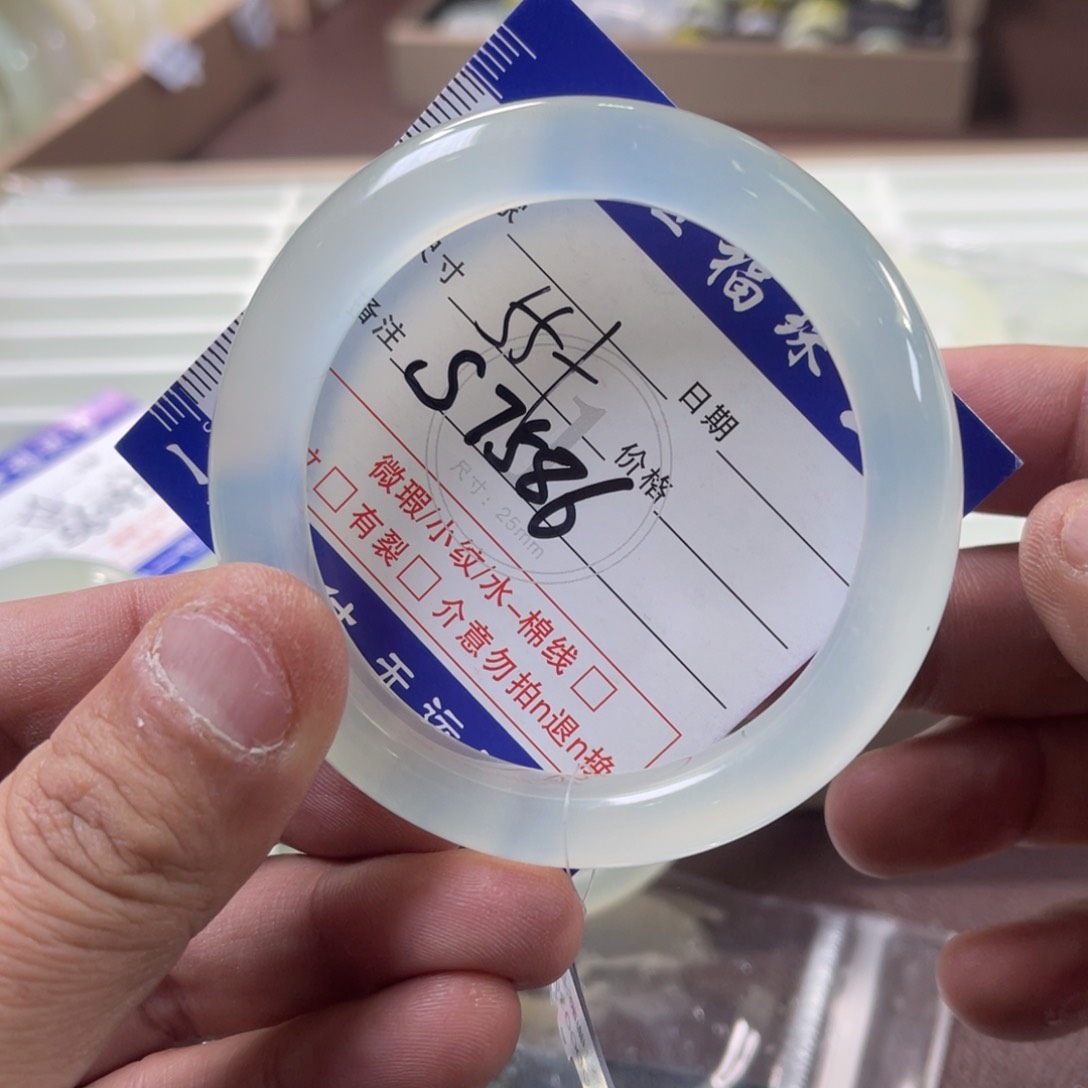 蛇纹石玉颈饰未镶嵌或****?