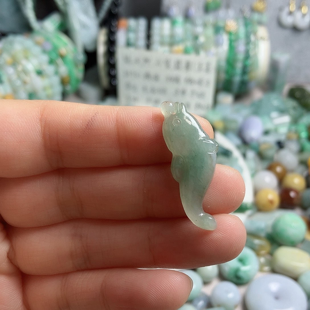 翡翠颈饰未镶嵌海豚