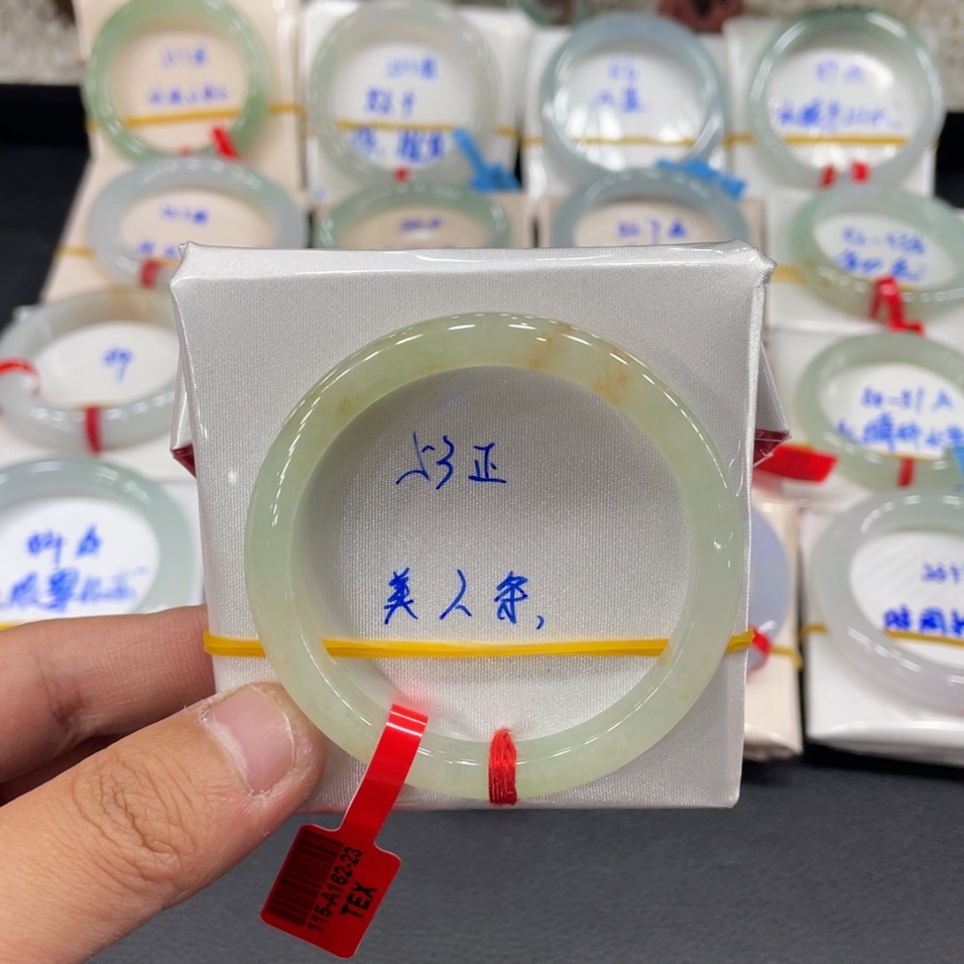 翡翠手镯未镶嵌天然翡翠