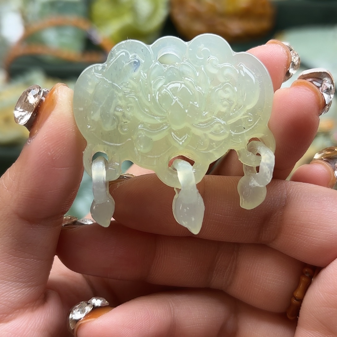 蛇纹石玉未镶嵌颈饰