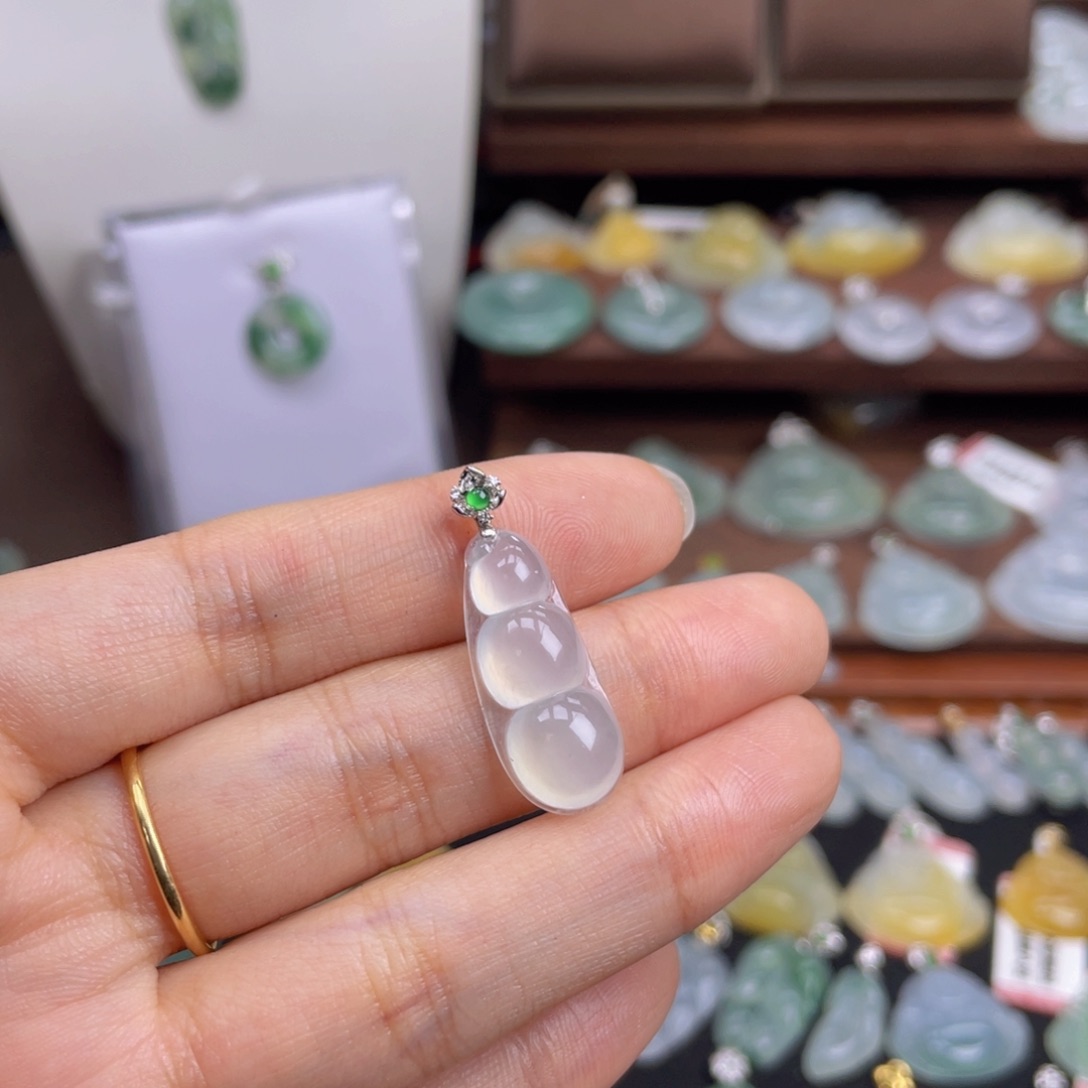 心***水翡翠未镶嵌颈饰25×10.6×5.4