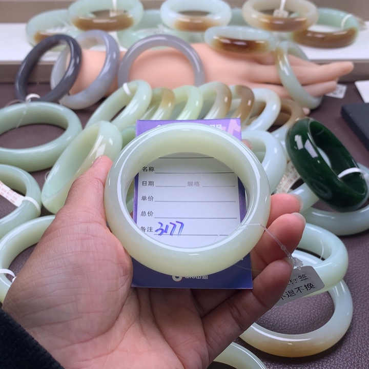 和田玉未镶嵌手镯