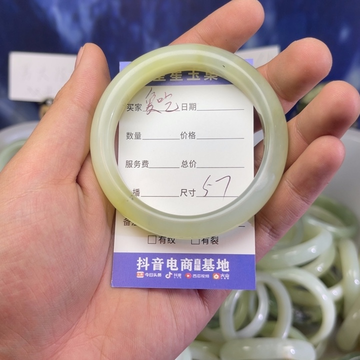 蛇纹石玉手镯未镶嵌爱****?