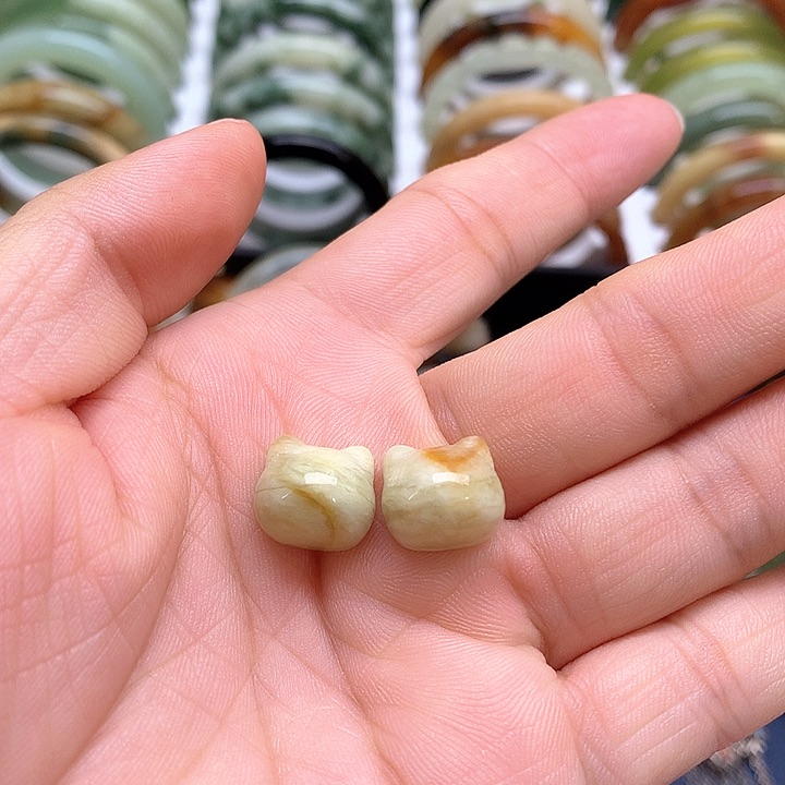 蛇纹石玉挂件未镶嵌