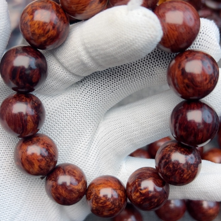 小***哥木海南红降1.8一档手串