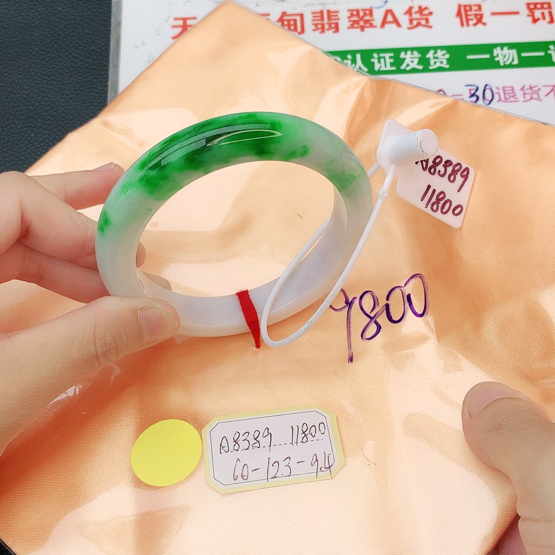 翡翠手镯未镶嵌翡翠