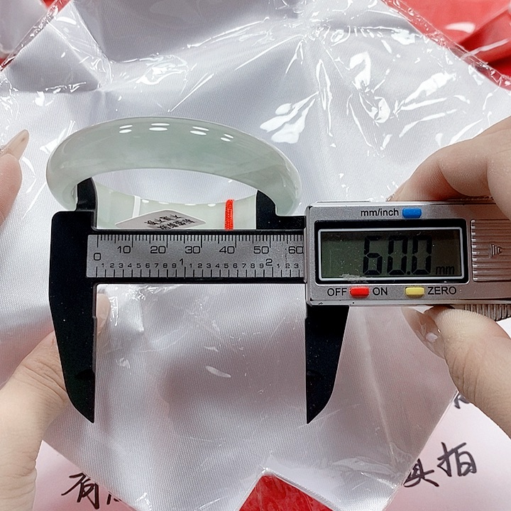 翡翠手镯未镶嵌125。    