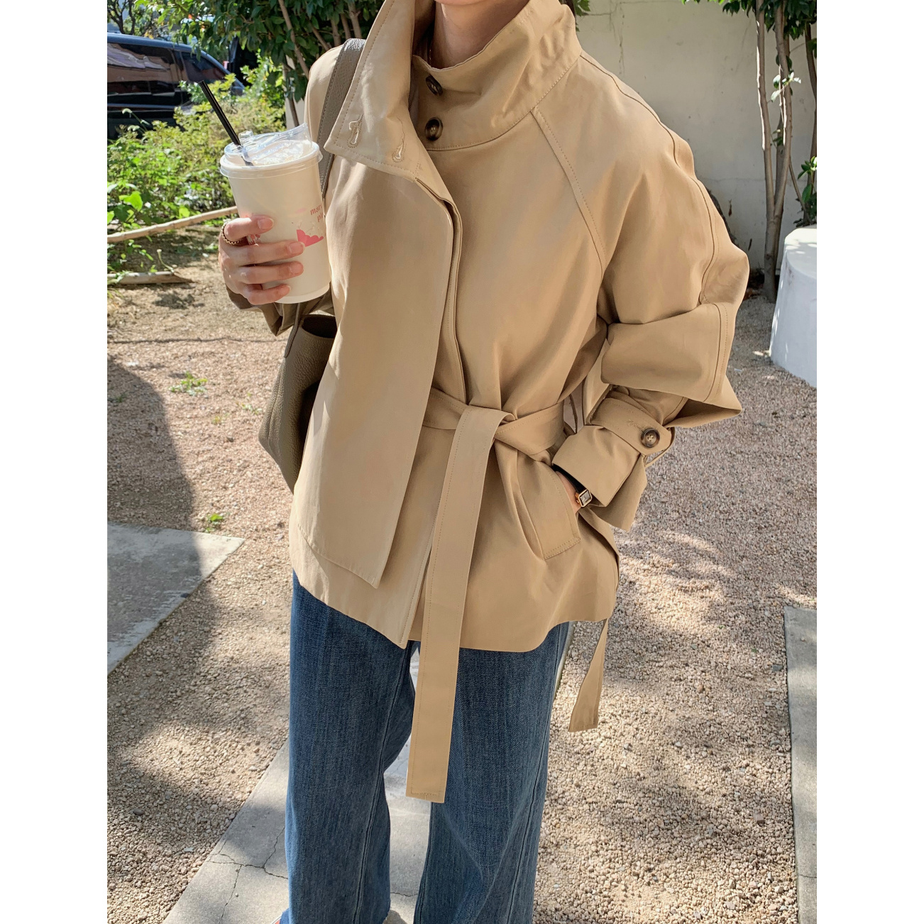 已出货 韩国东大门小众设计感不规则后排扣短款风衣外套女