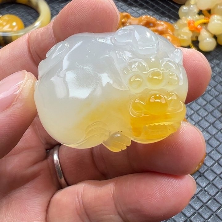 石英质玉（黄龙玉）颈饰未镶嵌