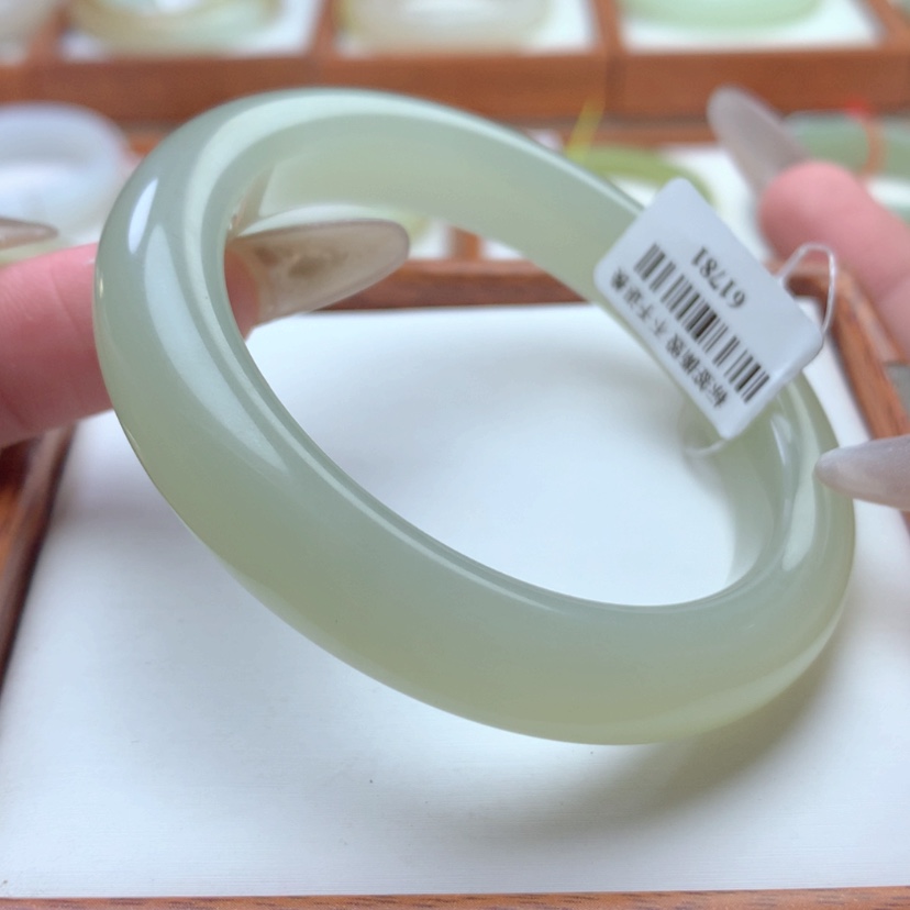 【闪购商品】和田玉手镯未镶嵌56