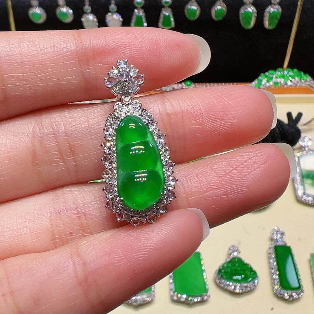 翡翠颈饰18K金镶嵌吊坠