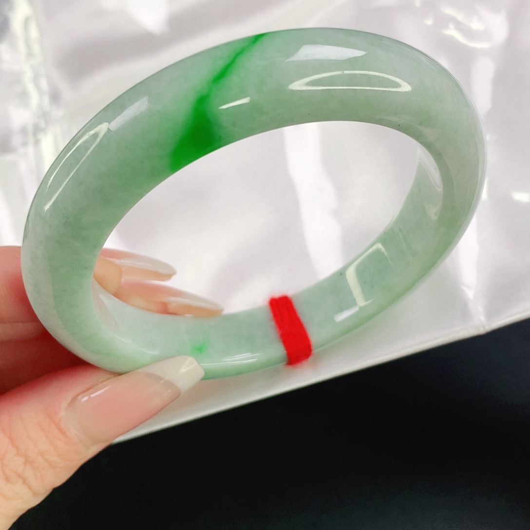 翡翠手镯未镶嵌55圈