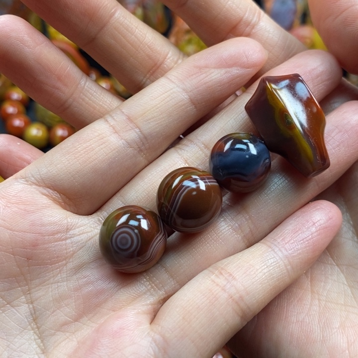 与***袍玛瑙/玉髓未镶嵌挂件战国红挂件