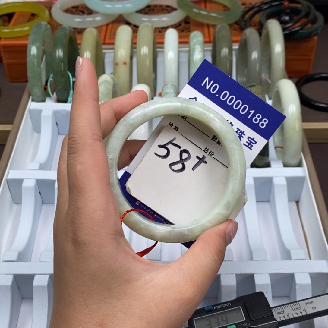 蛇纹石玉未镶嵌手镯