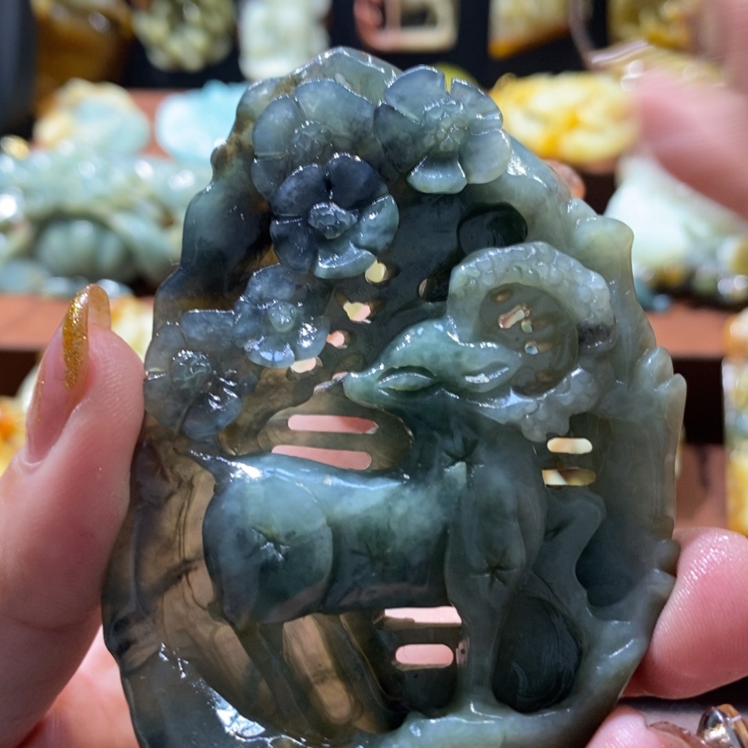 蛇纹石玉颈饰未镶嵌