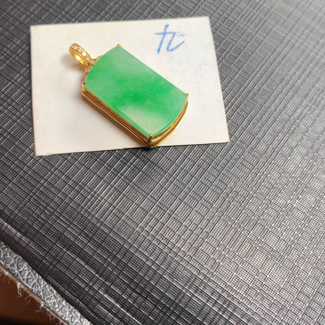 翡翠18K金镶嵌颈饰翡翠