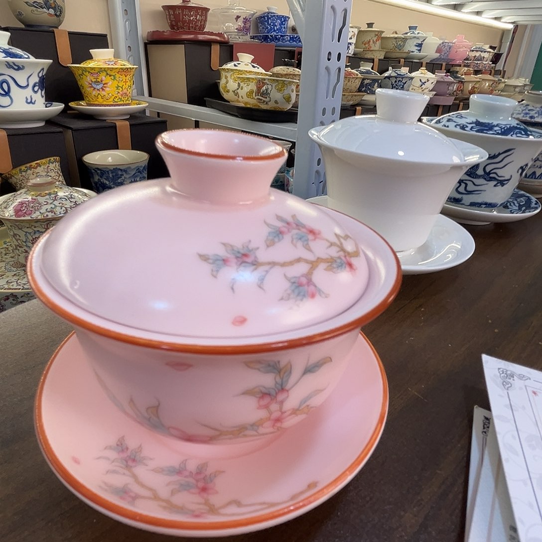 这些盖碗很漂亮！！！