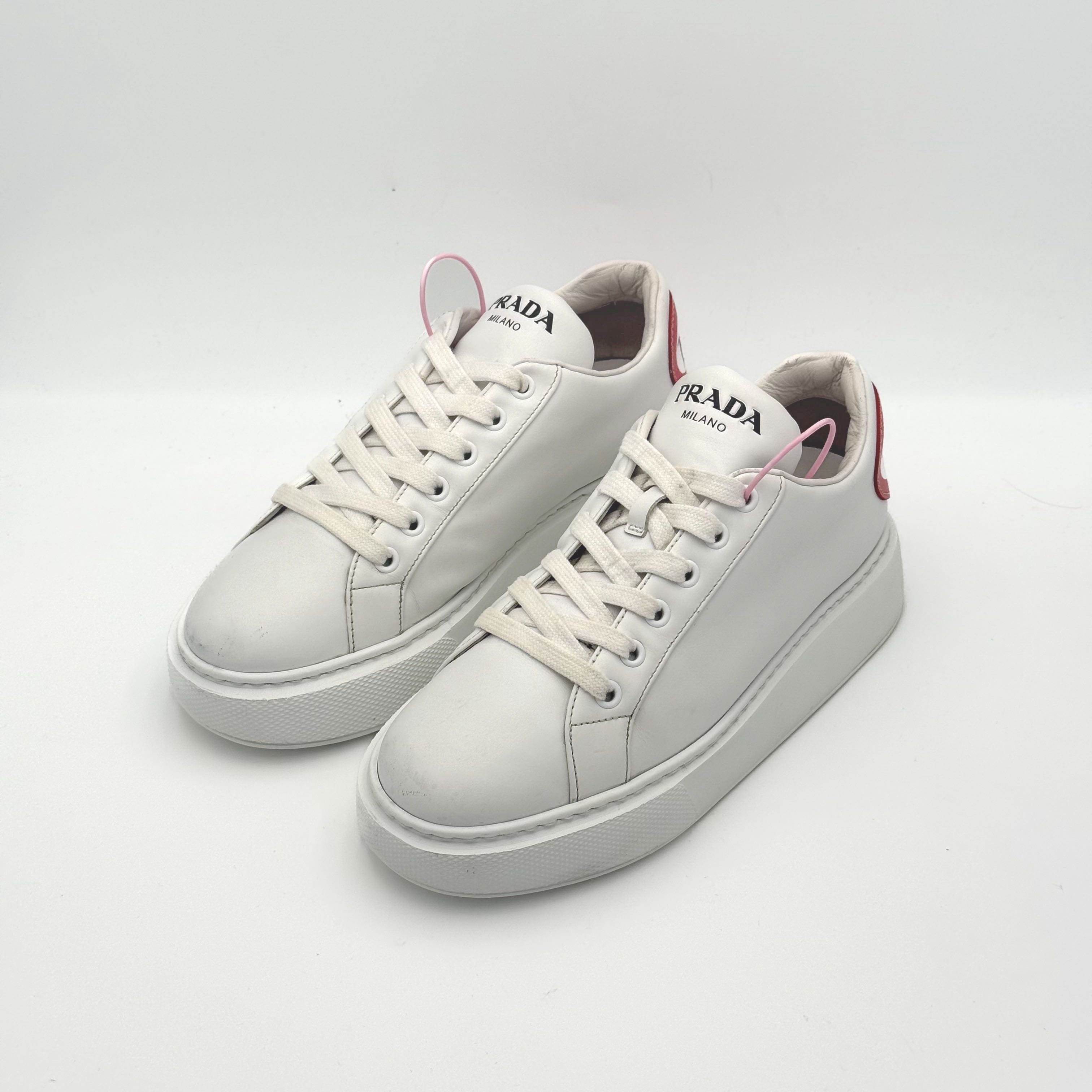 99新 Prada/普拉达 白色后跟爱心板鞋/37码/DM0473