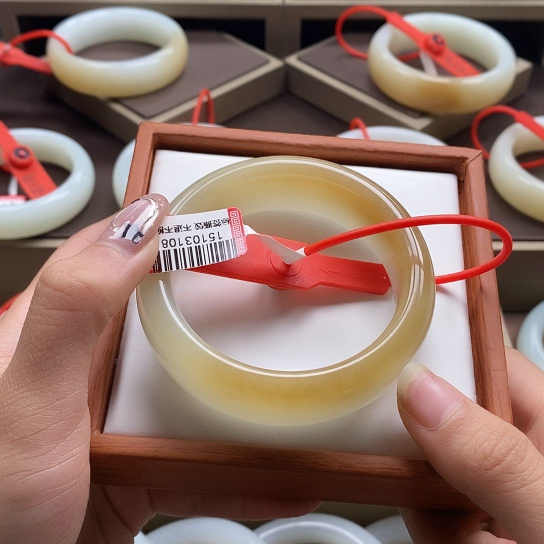 未镶嵌手镯和田玉青*