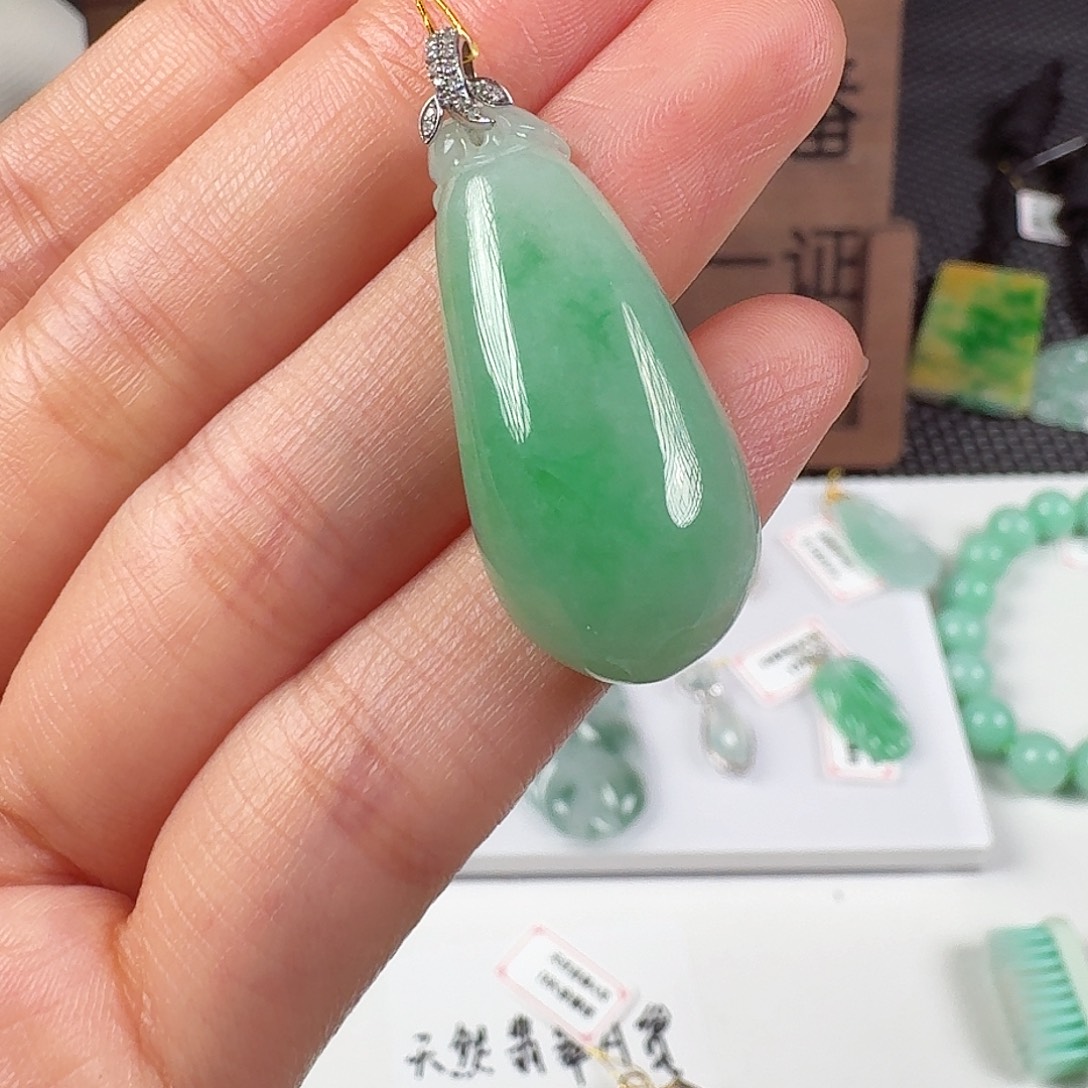 翡翠18K金镶嵌颈饰