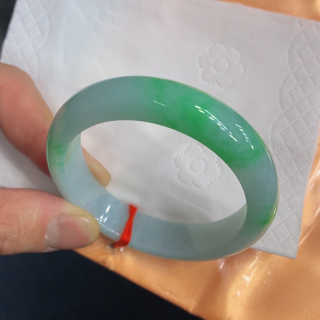 翡翠手镯未镶嵌翡翠