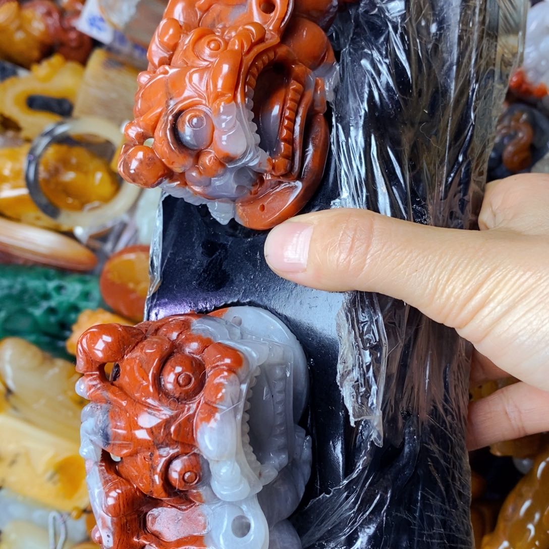 石英质玉（黄龙玉）颈饰未镶嵌