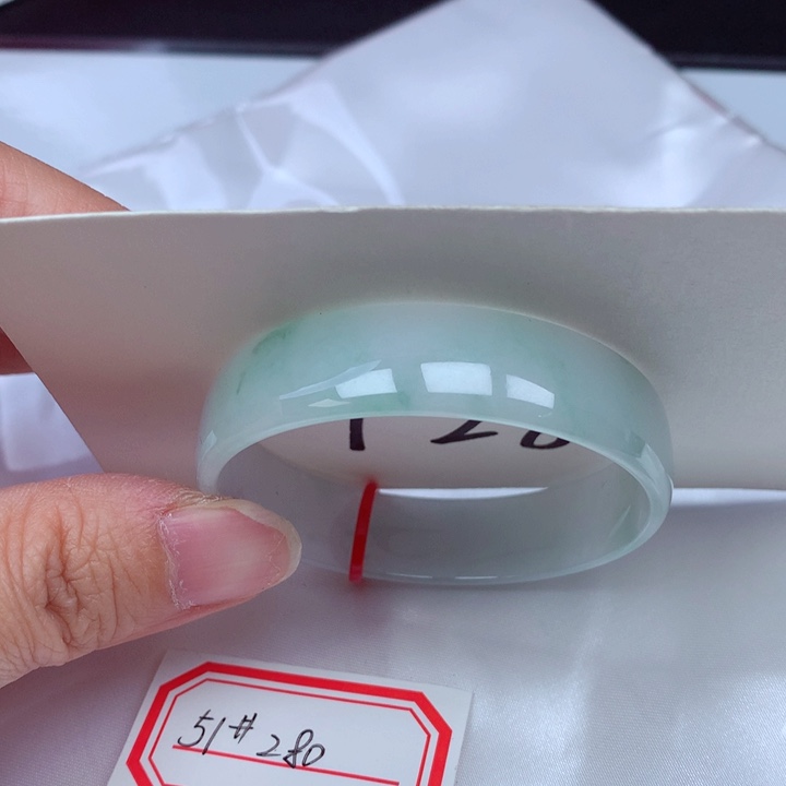 翡翠手镯未镶嵌翡翠