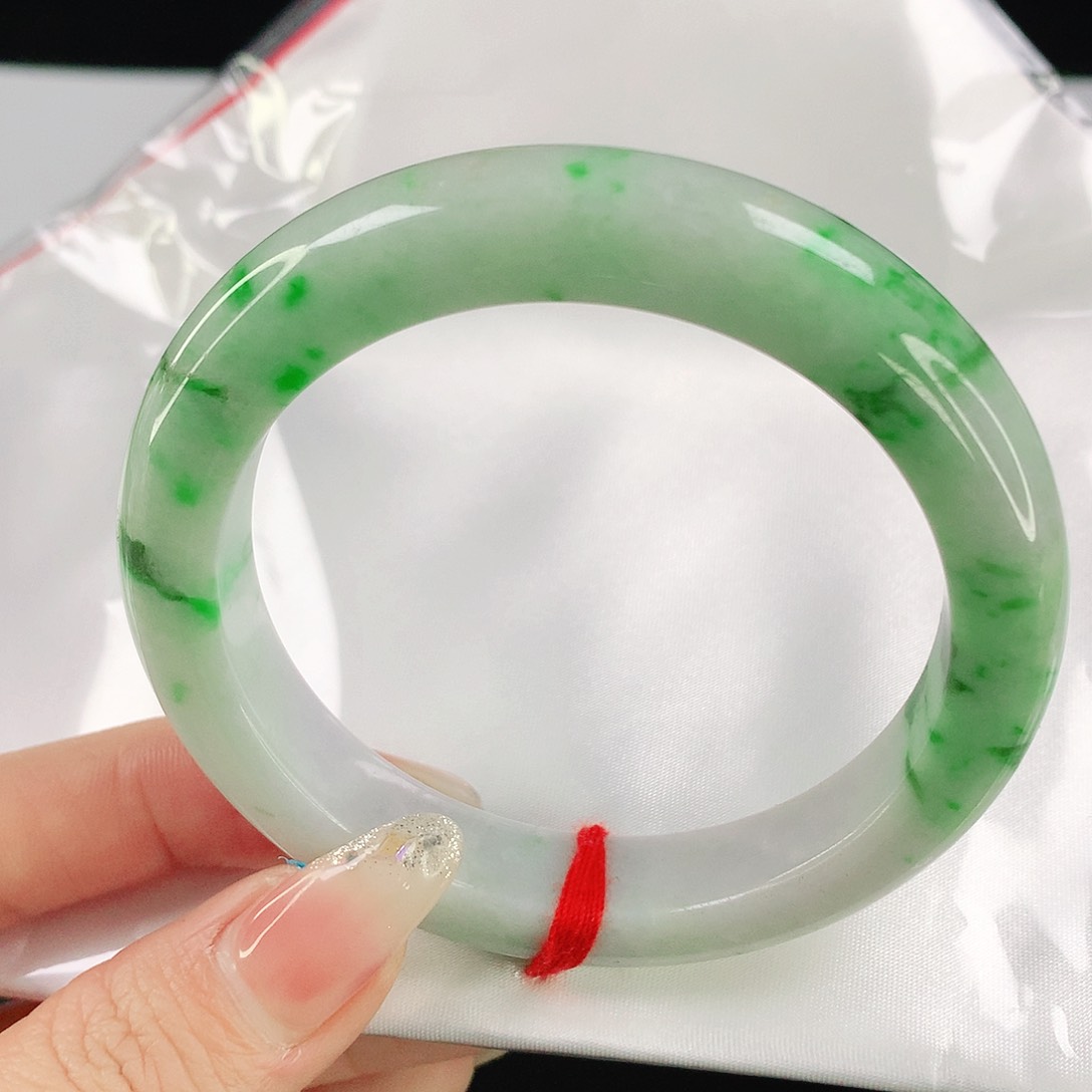 翡翠手镯未镶嵌57圈口