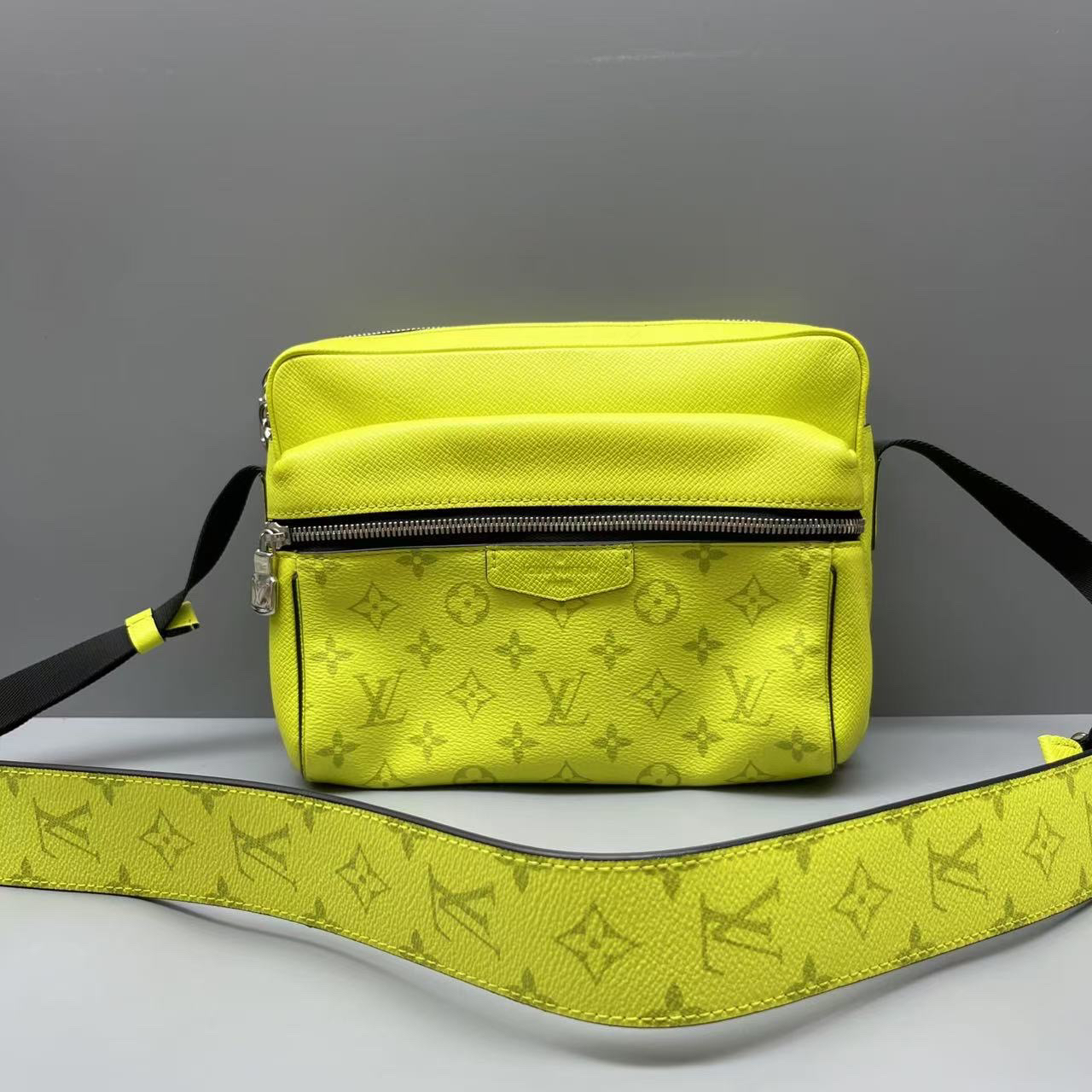 95新 LouisVuitton/路易威登 Outdoor邮差包 尺寸24*19 SV15965