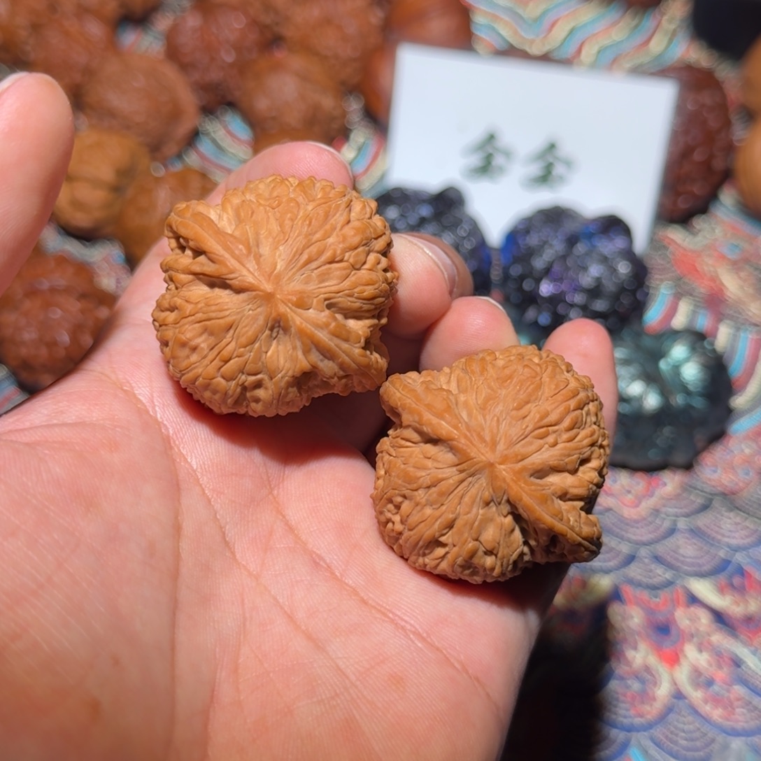 核桃把件814绣球，尺寸40 34 36