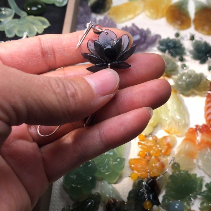 余***就蛇纹石玉未镶嵌耳坠