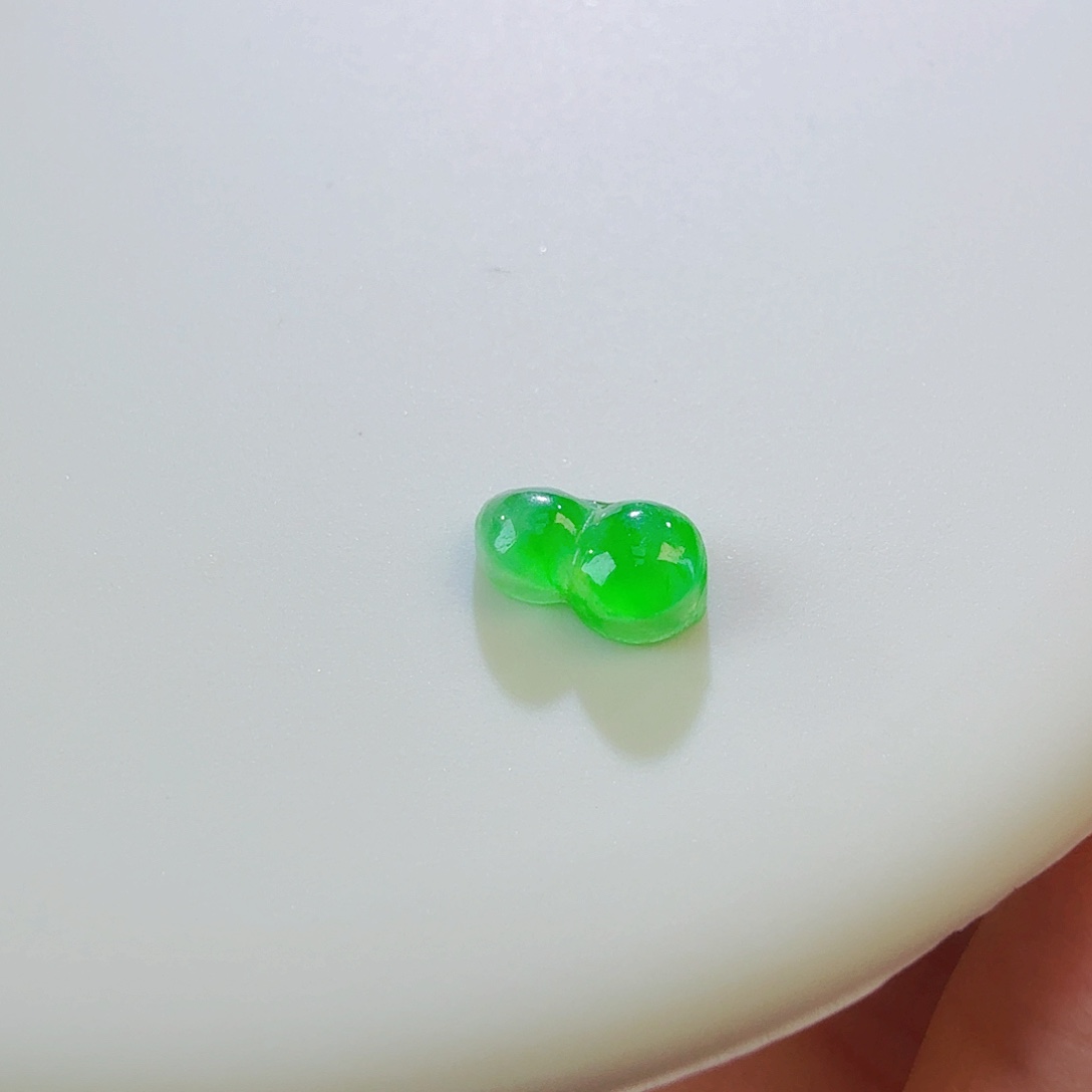 翡翠裸石高冰飘阳绿豆子