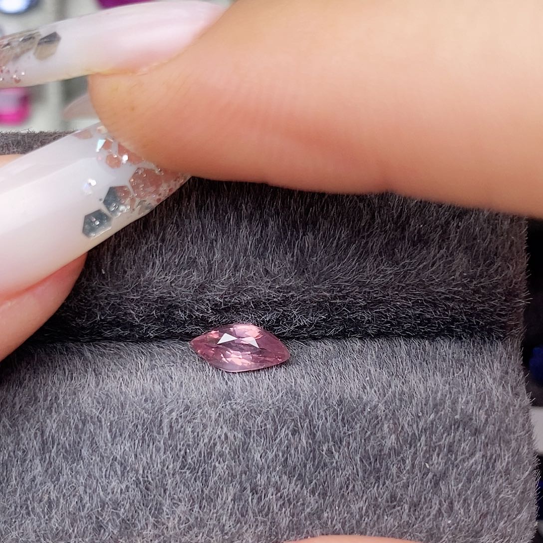 裸石蓝宝石无烧马眼切浅粉色火彩好0.59ct/2942号