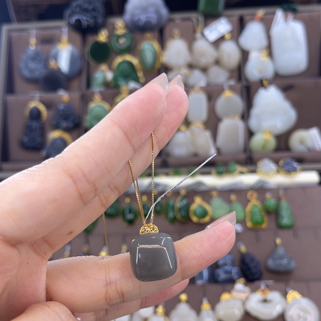 和田玉吊坠(赠链)18K金镶嵌