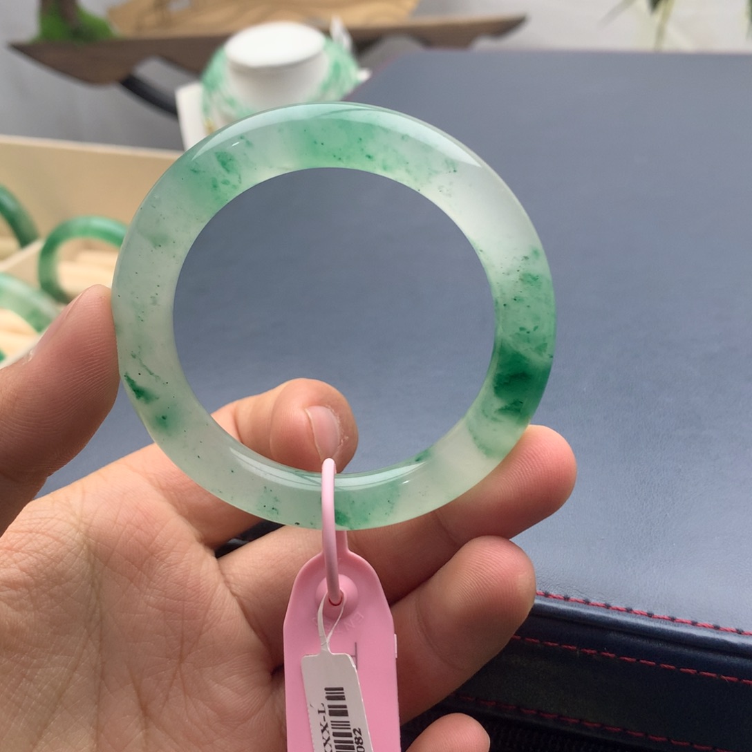石英质玉手镯未镶嵌小*。