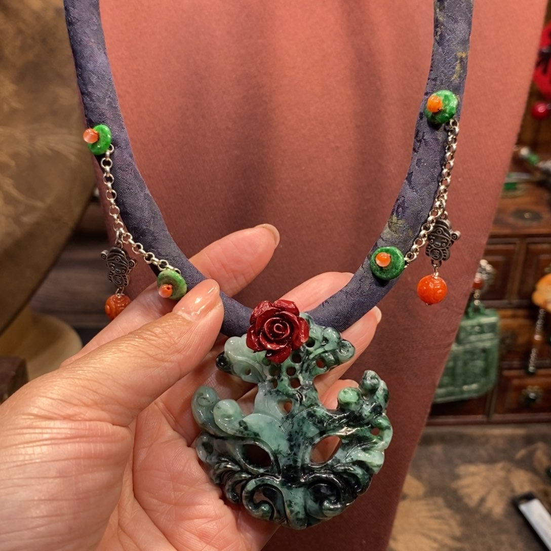 翡翠吊坠(赠链)未镶嵌