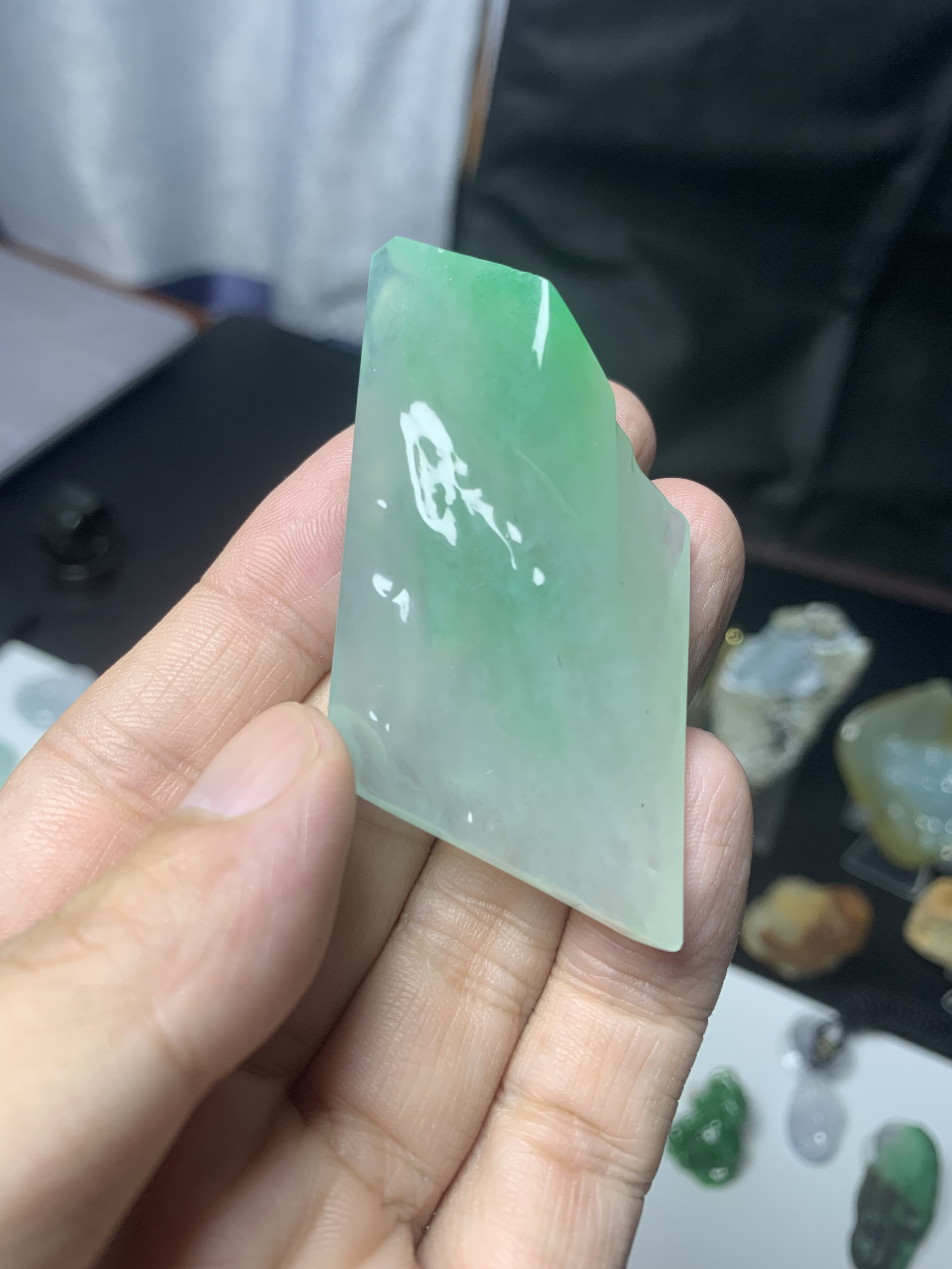 天然缅甸翡翠冰种果绿细腻素雅挂件料